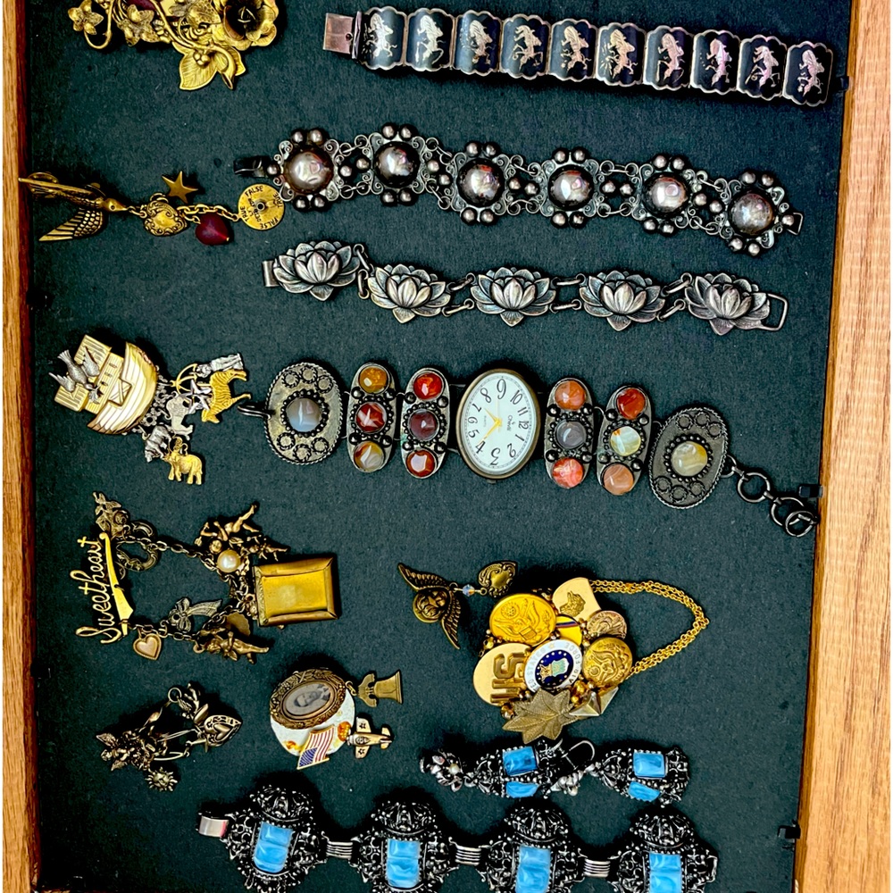 Antique jewelry can’t read names too small.